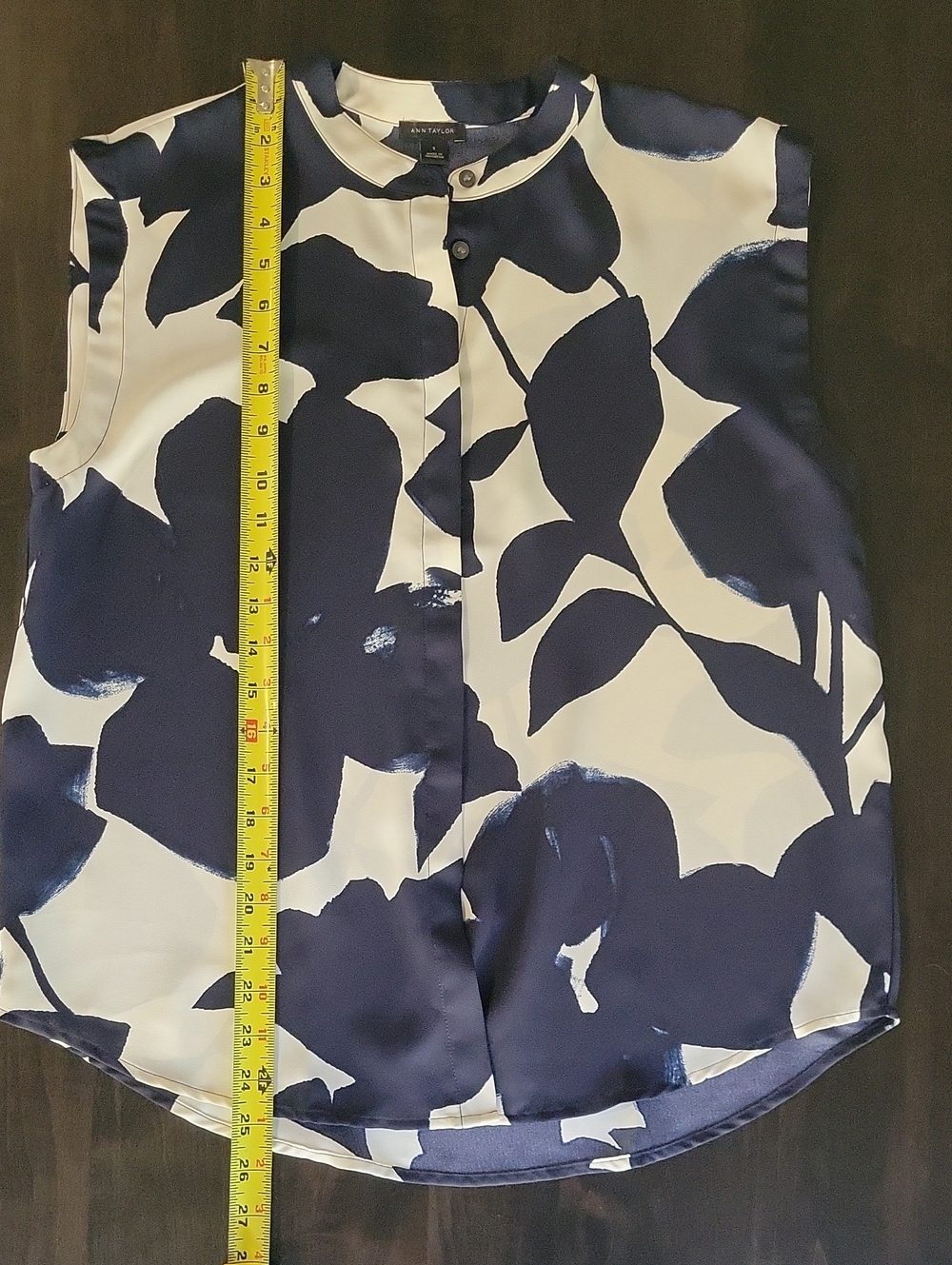 Ann Taylor Navy & Off White Bold Floral Sleeveless Blouse - Size Small - Picture 2 of 6